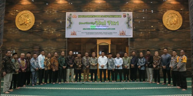 Di Hari Yang Fitri, Bupati Bersama Rombongan Bersilaturahmi Dengan Kapolda Gorontalo