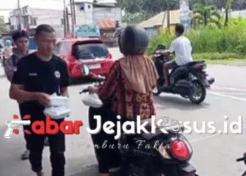 Peduli Masyarakat, Haji Suci Bagikan 100 Paket Nasi Siap Saji di Simpang Lampu Merah Marisa