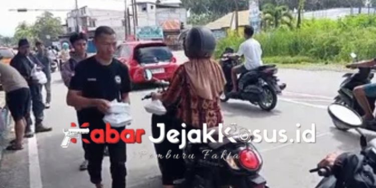 Peduli Masyarakat, Haji Suci Bagikan 100 Paket Nasi Siap Saji di Simpang Lampu Merah Marisa