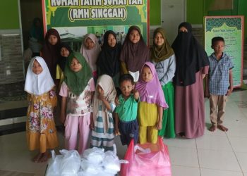 Berbagi di Hari Jumat, Tim Haji Suci Salurkan 100 Paket Makanan Siap Saji