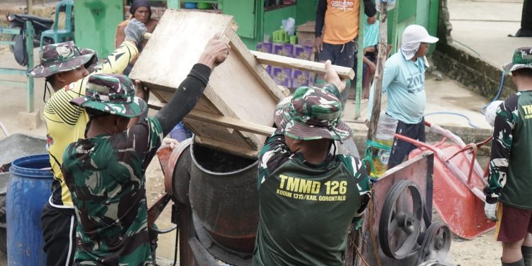 Gotong Royong TNI dan Warga Tonala, Jalan Rabat Beton TMMD ke-126 Mulai Dikerjakan
