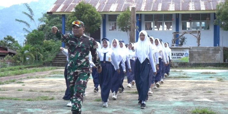 Tanamkan Disiplin dan Cinta Tanah Air, Satgas TMMD Gelar Pelatihan PBB di SMPN 4 Satap Telaga Biru