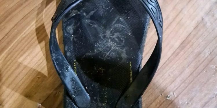​Mencekam! Pria Misterius Teror dan Intip Wanita Sedang Mandi di Bone Raya, Tinggalkan Jejak Sandal Jepit