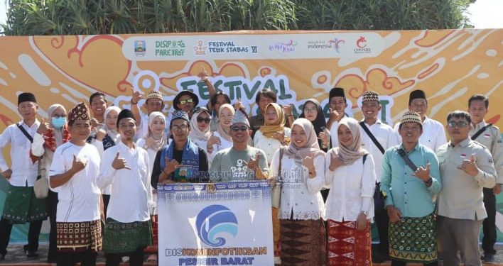 Bupati Dedi Irawan Resmi Buka Festival Teluk Stabas VI, Dorong Pesisir Barat Jadi Destinasi Wisata Berkelas Dunia