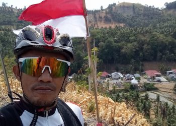 Menantang Lereng Demi Merah Putih: Jupi Adi Ekie Kibarkan Sang Saka di Puncak Gunung Ambara
