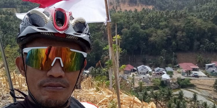 Menantang Lereng Demi Merah Putih: Jupi Adi Ekie Kibarkan Sang Saka di Puncak Gunung Ambara